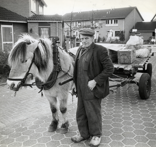 404588 Afbeelding van schillenboer Zeestraten met zijn paard en wagen te Veenendaal.